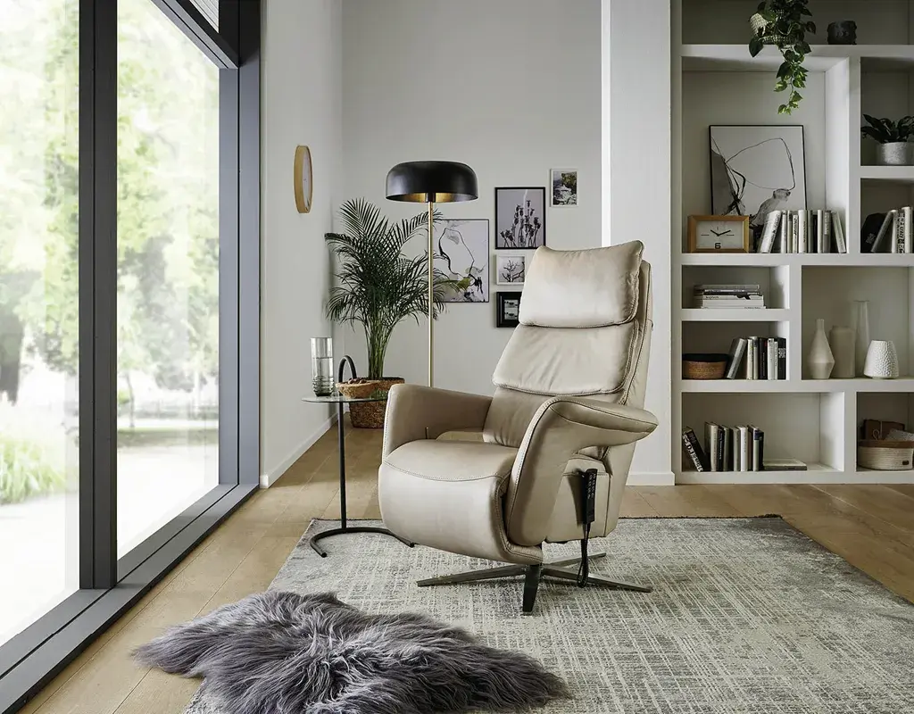 Bequemer Relaxsessel in Beige mit verstellbarer Rückenlehne und zeitlosem Design. Perfekter Ruhesessel für entspannte Stunden im Wohnzimmer mit stilvollem Ambiente.